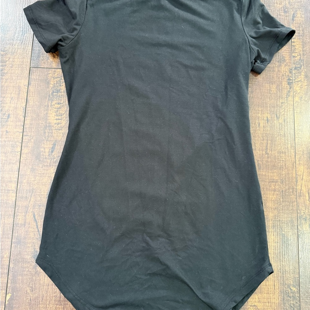 Black long dolphin hem tee
